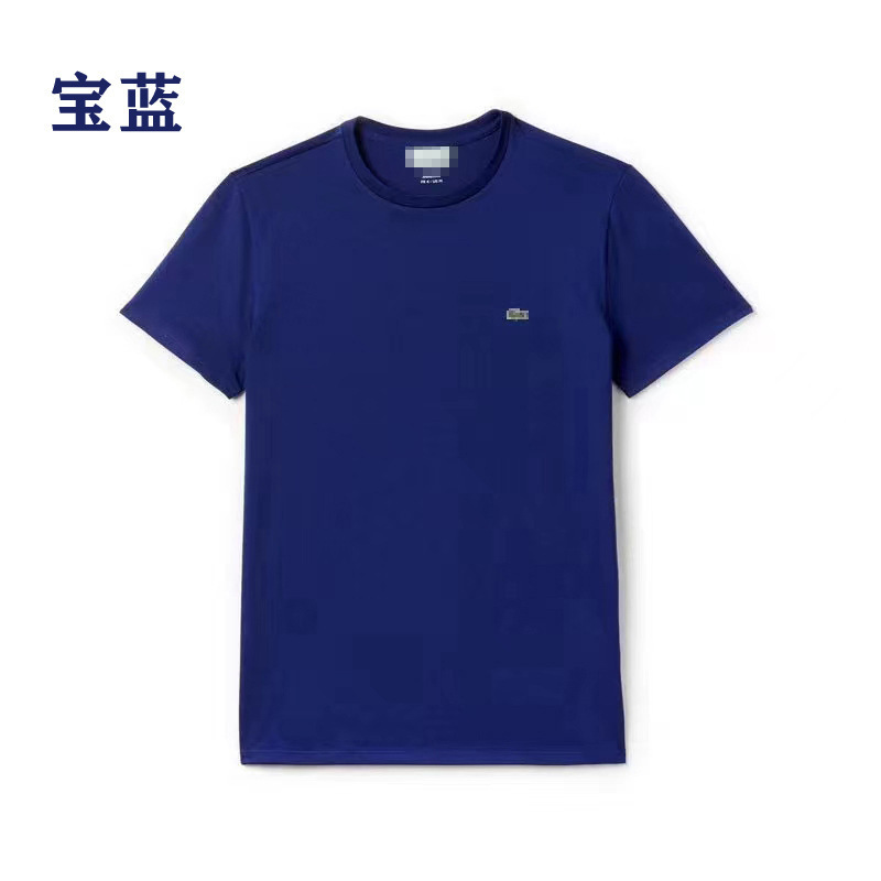 赤い口の紺色のTシャツ