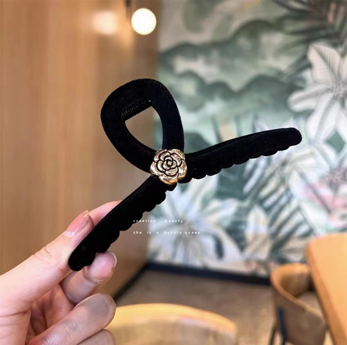 ブラック植毛ツバキ花クロス13cm