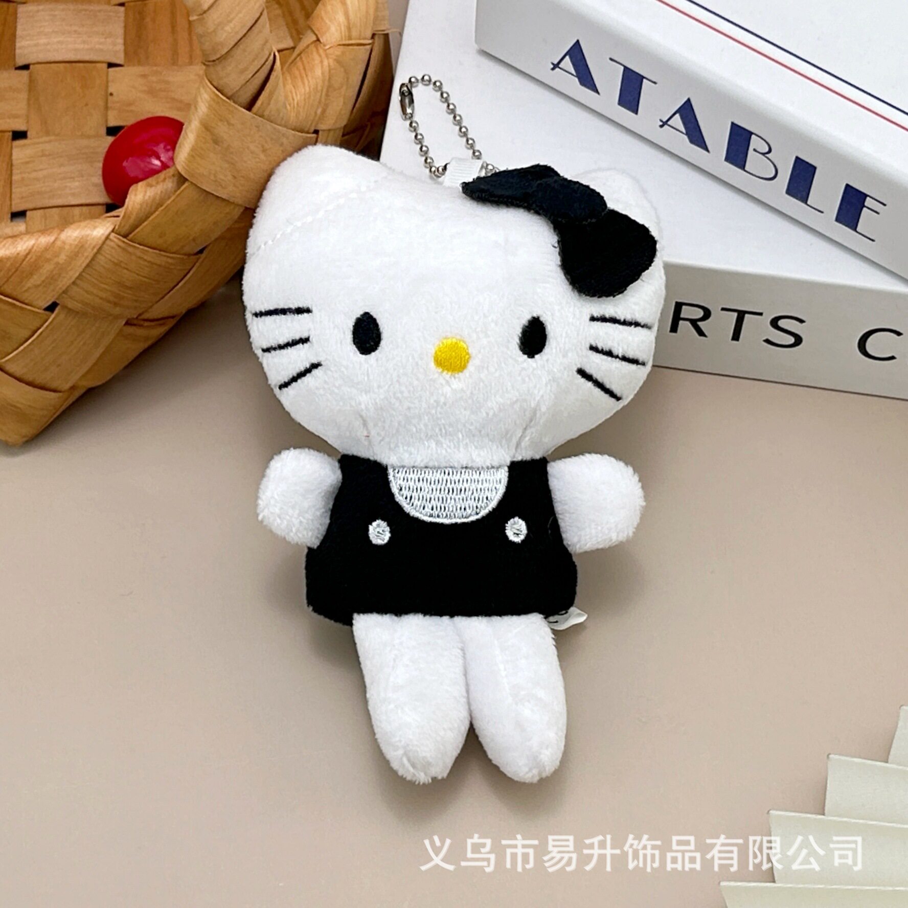 黒の立体的な大きなkt