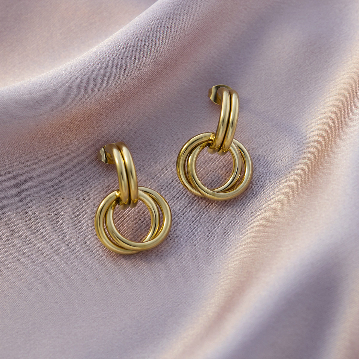 絶妙なダブルフープイヤリング