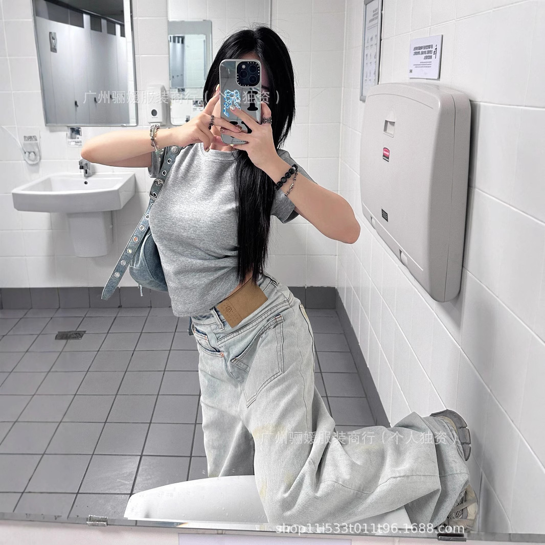 グレー