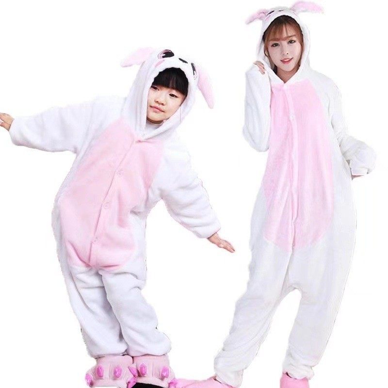 白い袖のピンクのウサギ