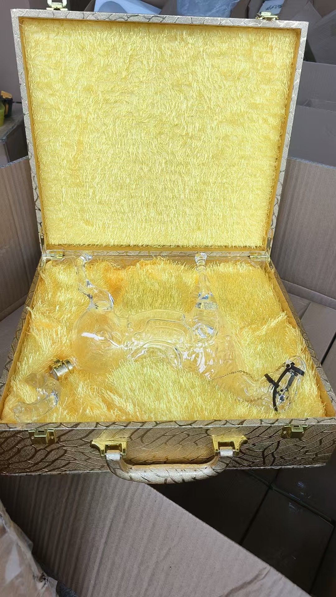 金色の革製スーツケースと馬瓶のセット; 透明