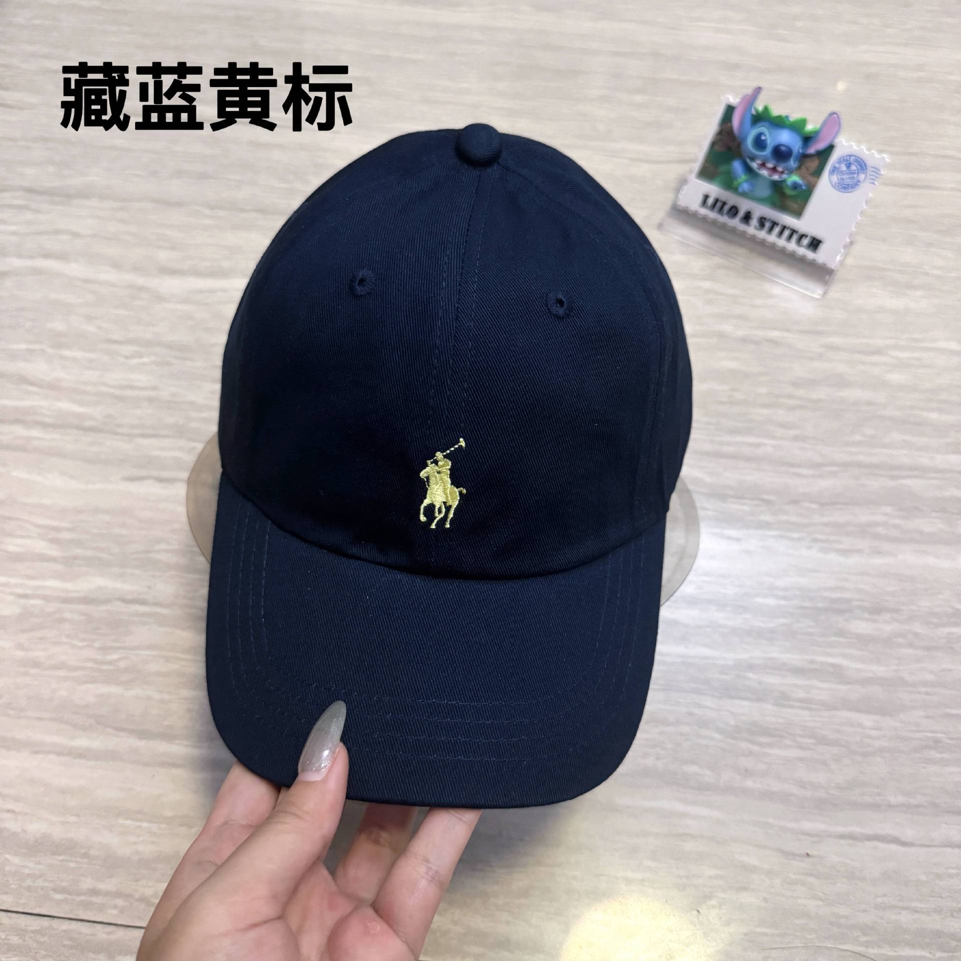紺と黄色のラベル