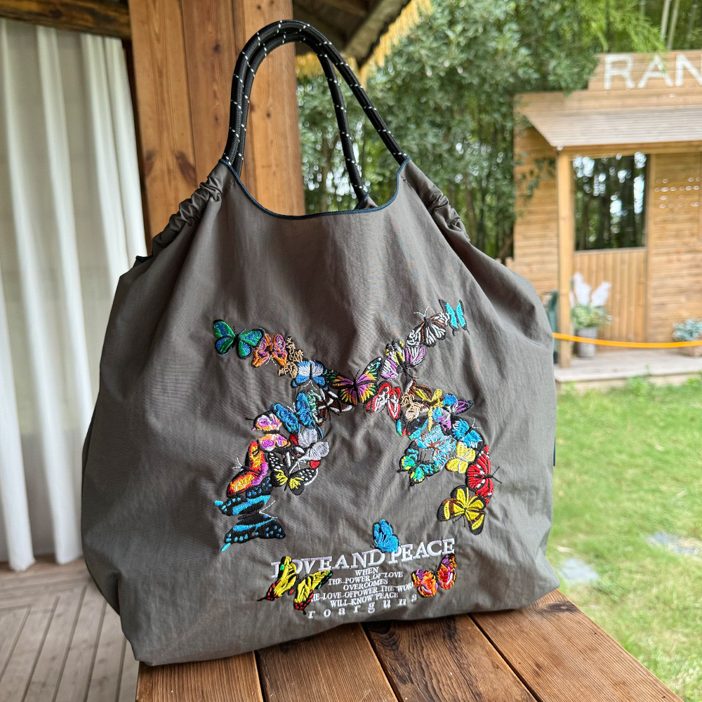 ダークグレーの蝶のヘアクリップ