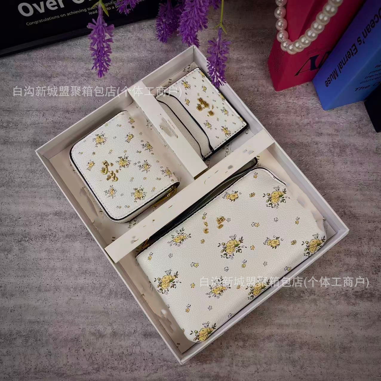 黄色い花が白い