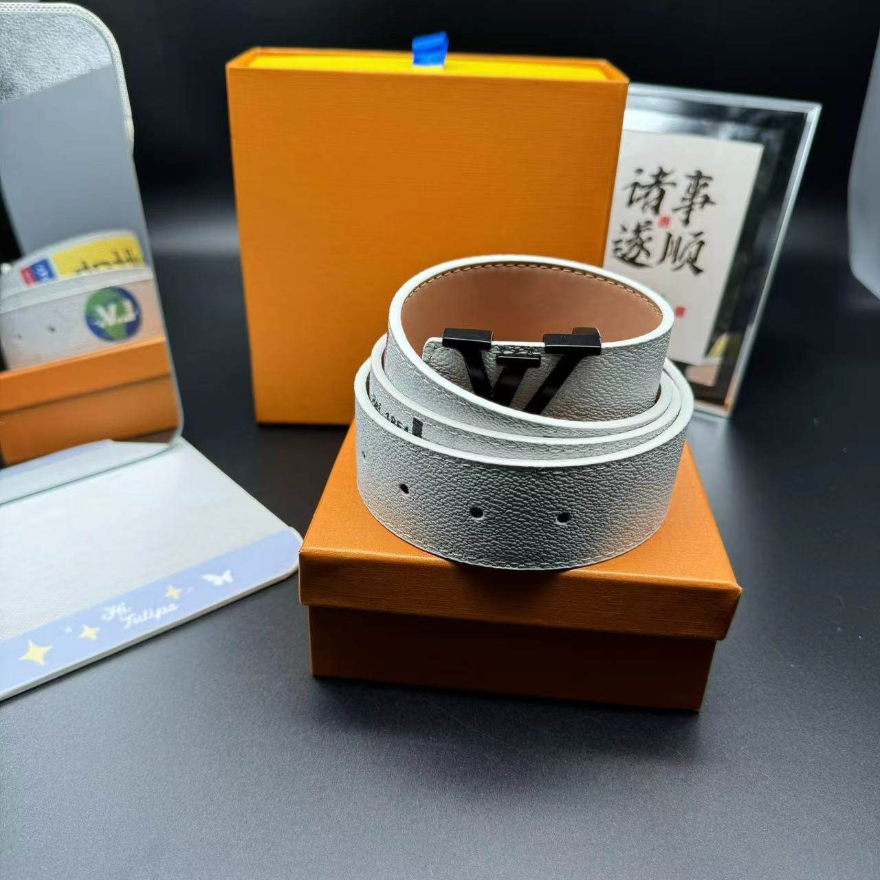 プレーンホワイトブラックバックル