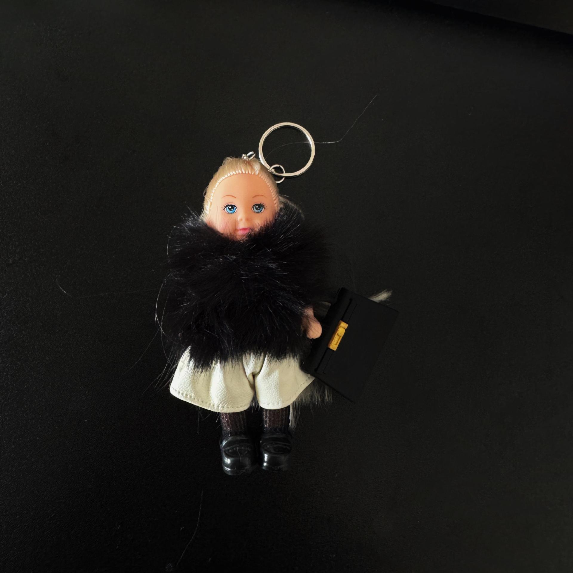 黒いベストの毛皮の赤ちゃん