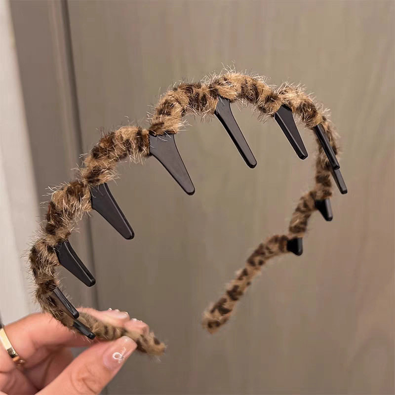 52#茶色のヒョウ柄ベルベット巻き歯付きヘッドバンド