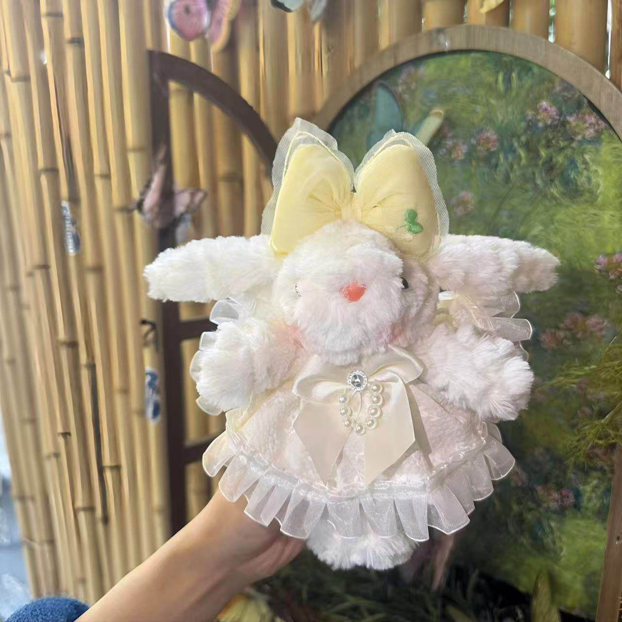 リボン付きの黄色のスカート