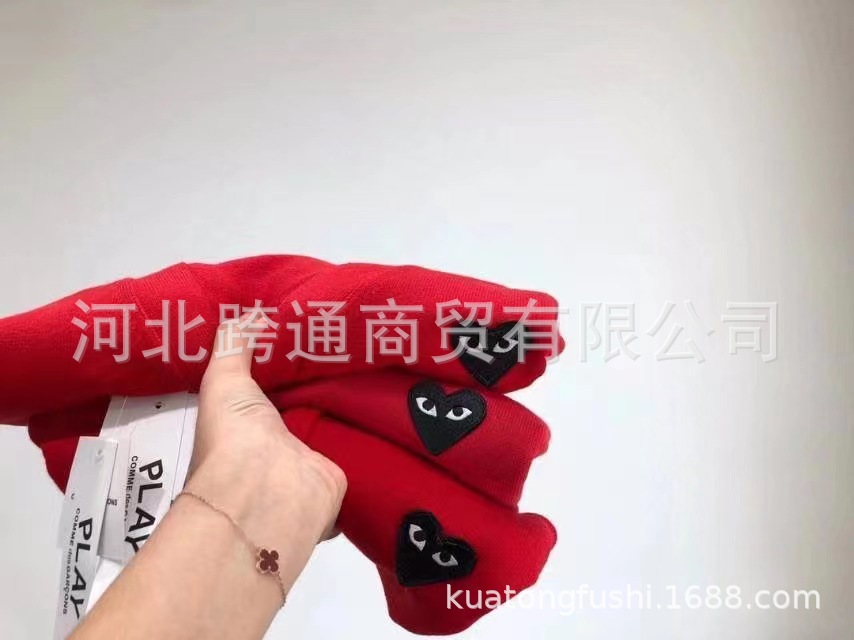 Vネック赤黒ハート