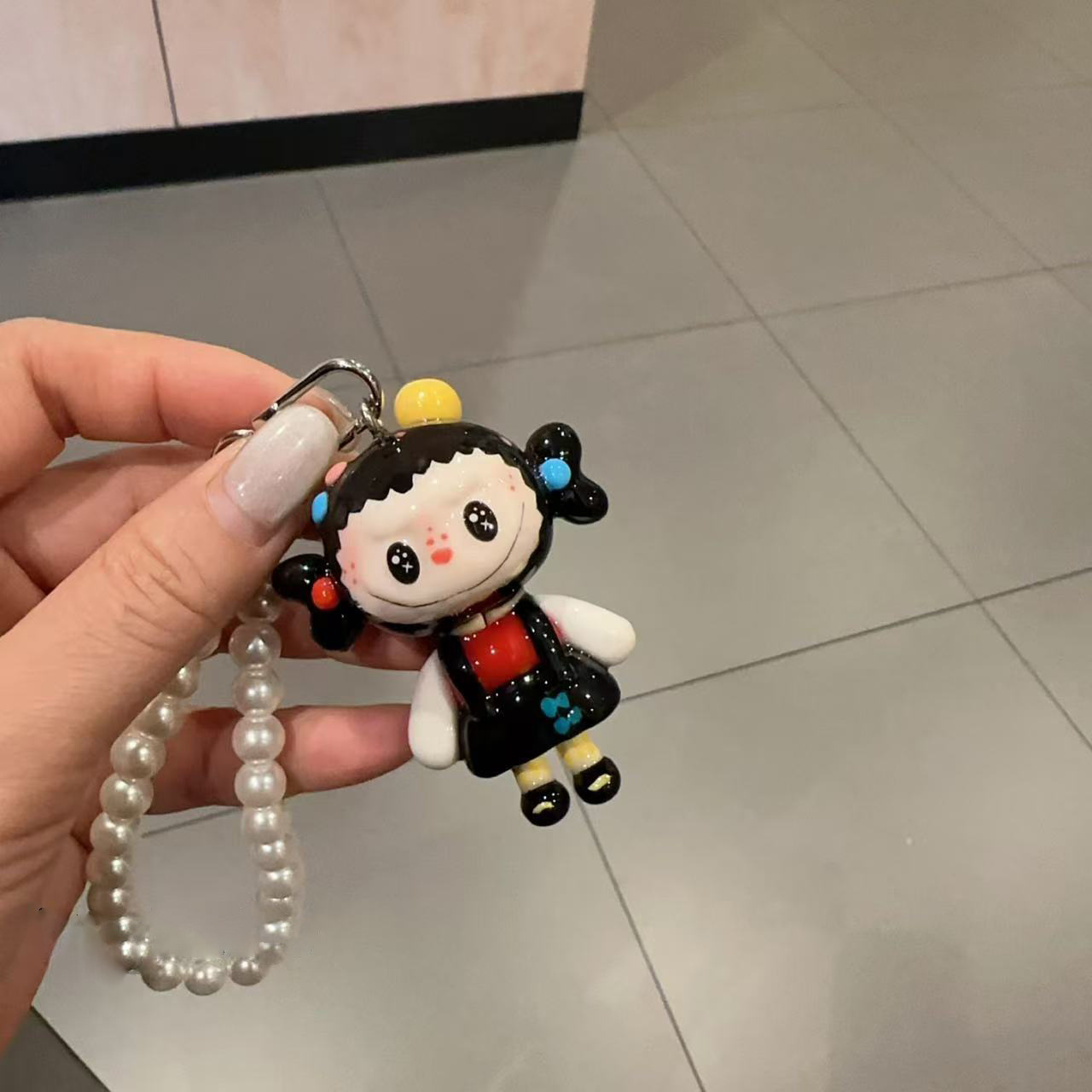 黒のサスペンダースカートの妹