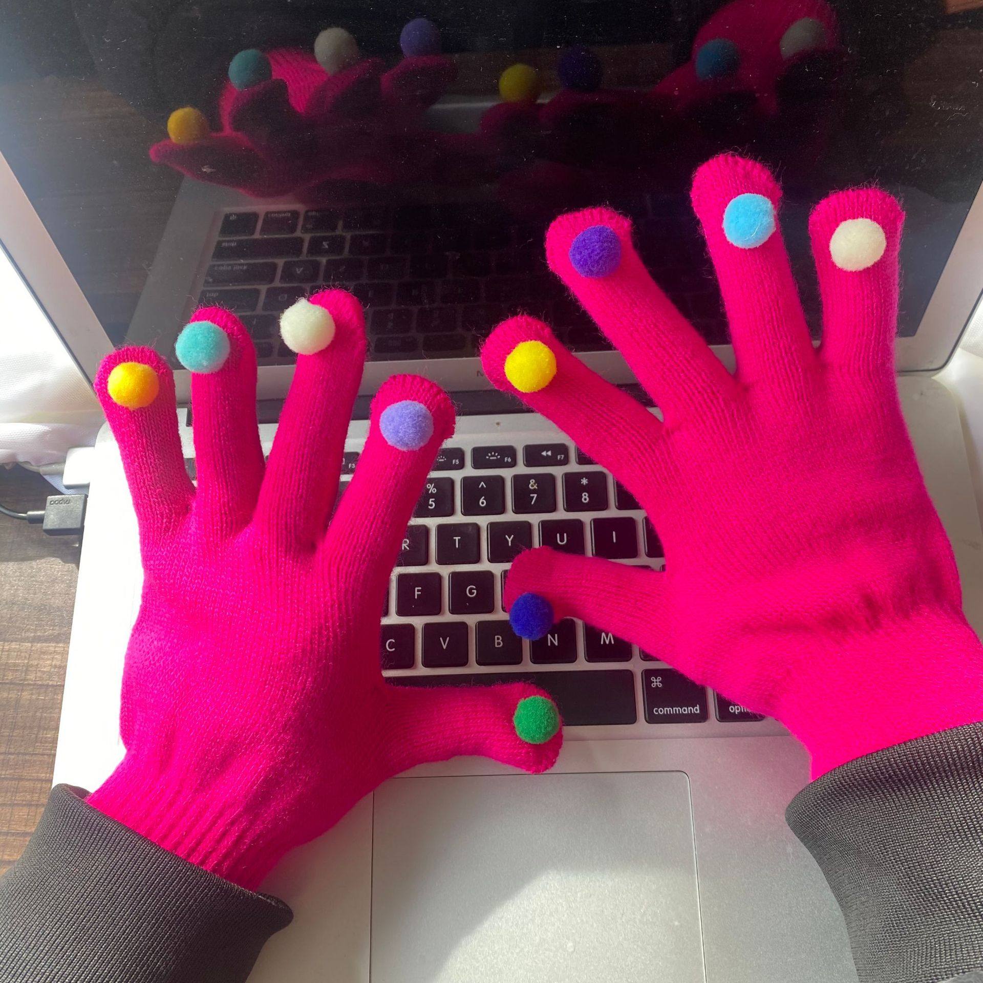 キャンディーカラーのローズレッド【毛玉ランダムカラー】