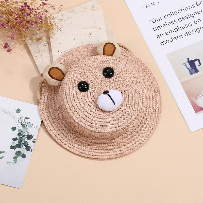 革のピンクのクマ、耳、目、口