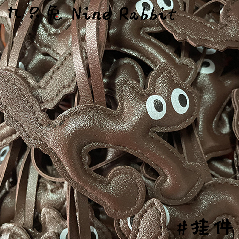 【コーヒー色】大きな目のアーチ型の猫