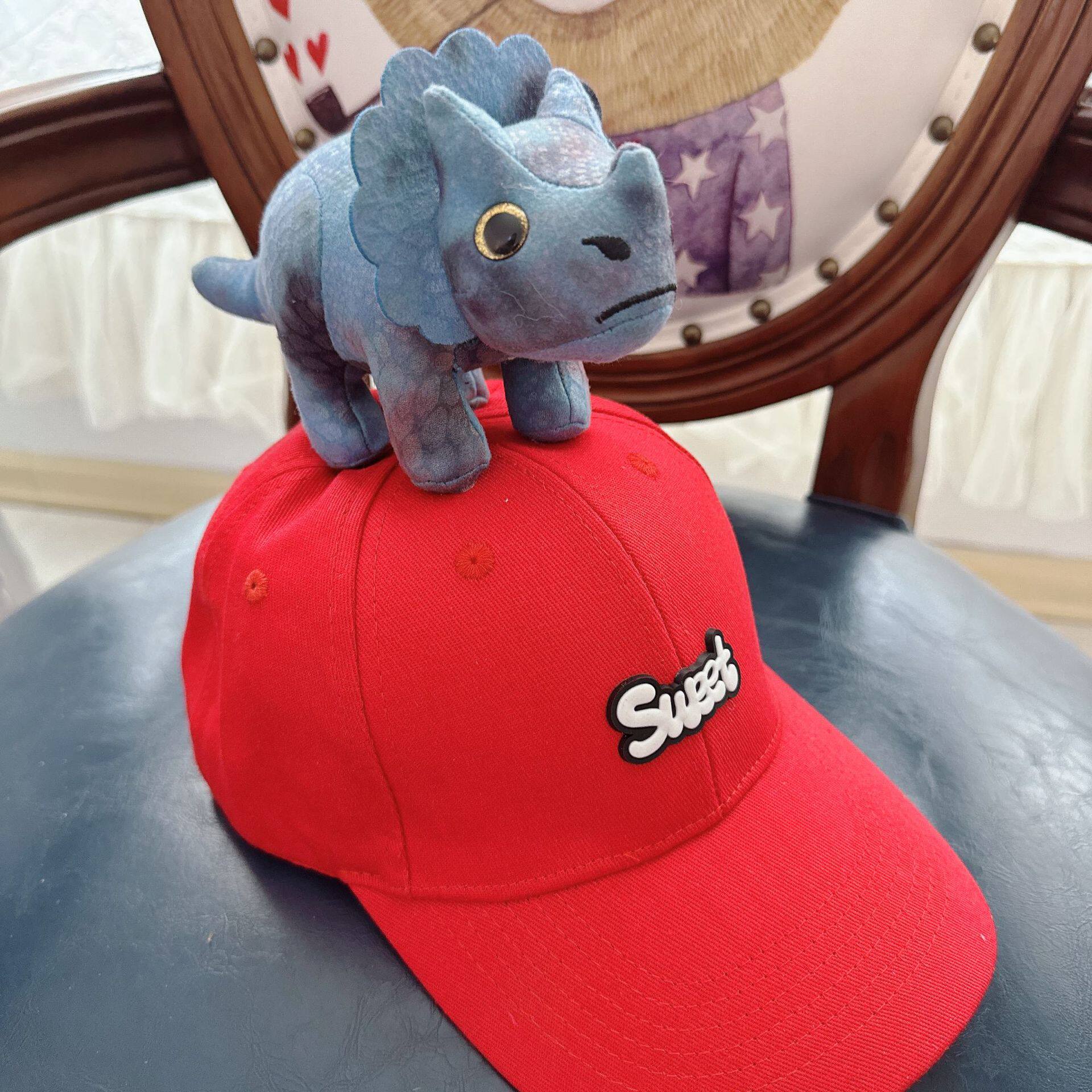 赤い帽子の青い恐竜