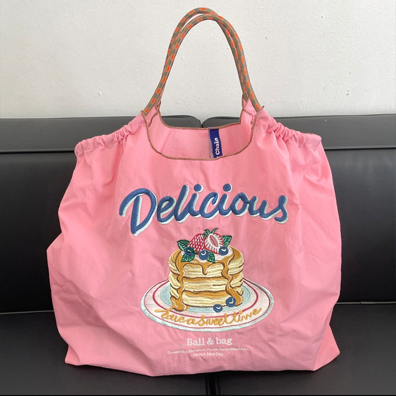 ピンクのイチゴケーキ