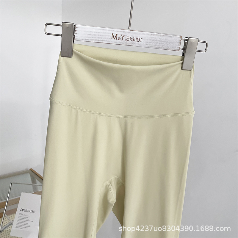 クリームホワイト