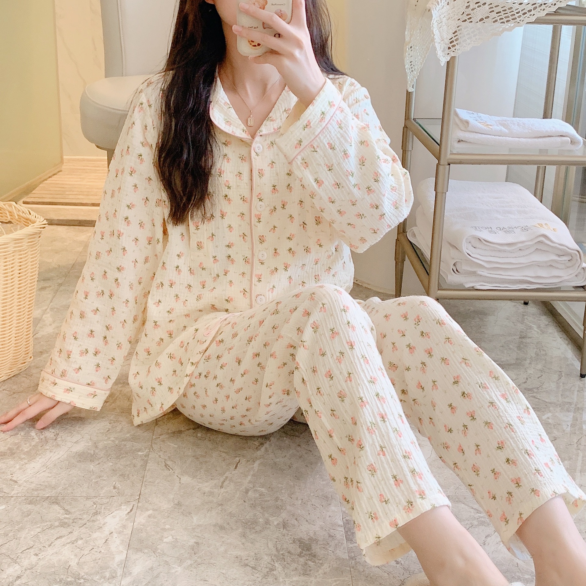 純綿のクレープの襟が赤いバラの月子服セットです。