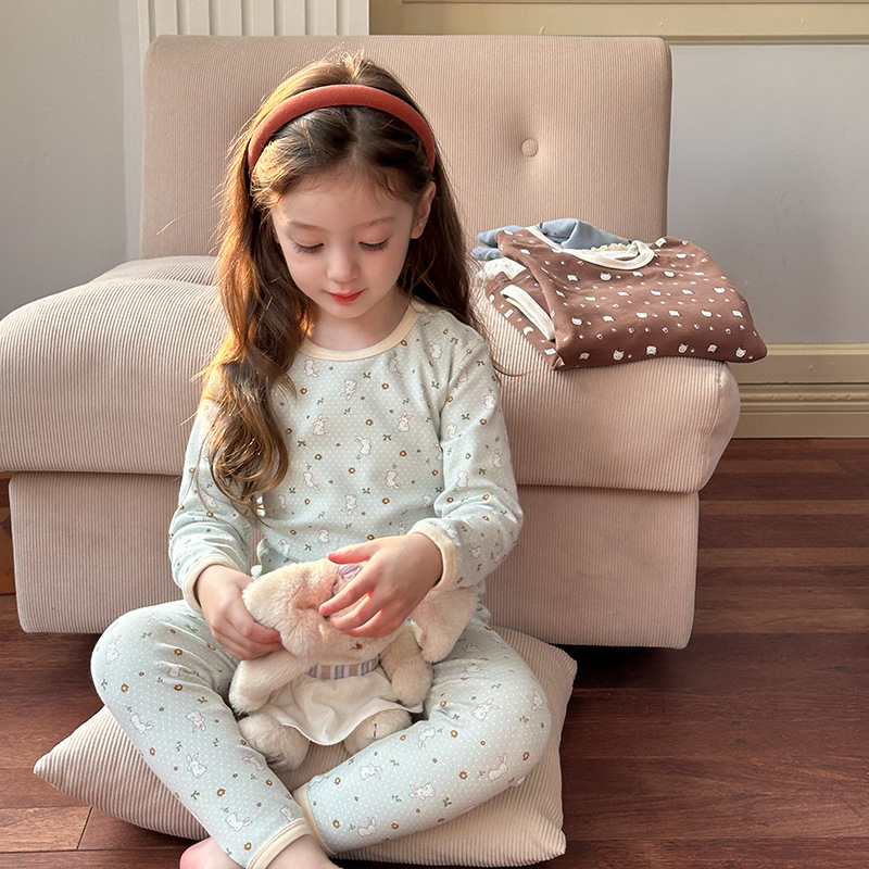 青い背景に小さな花ウサギ