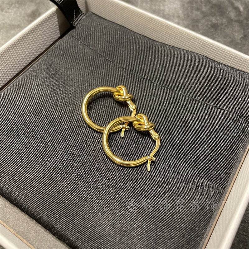 金色のイヤリング