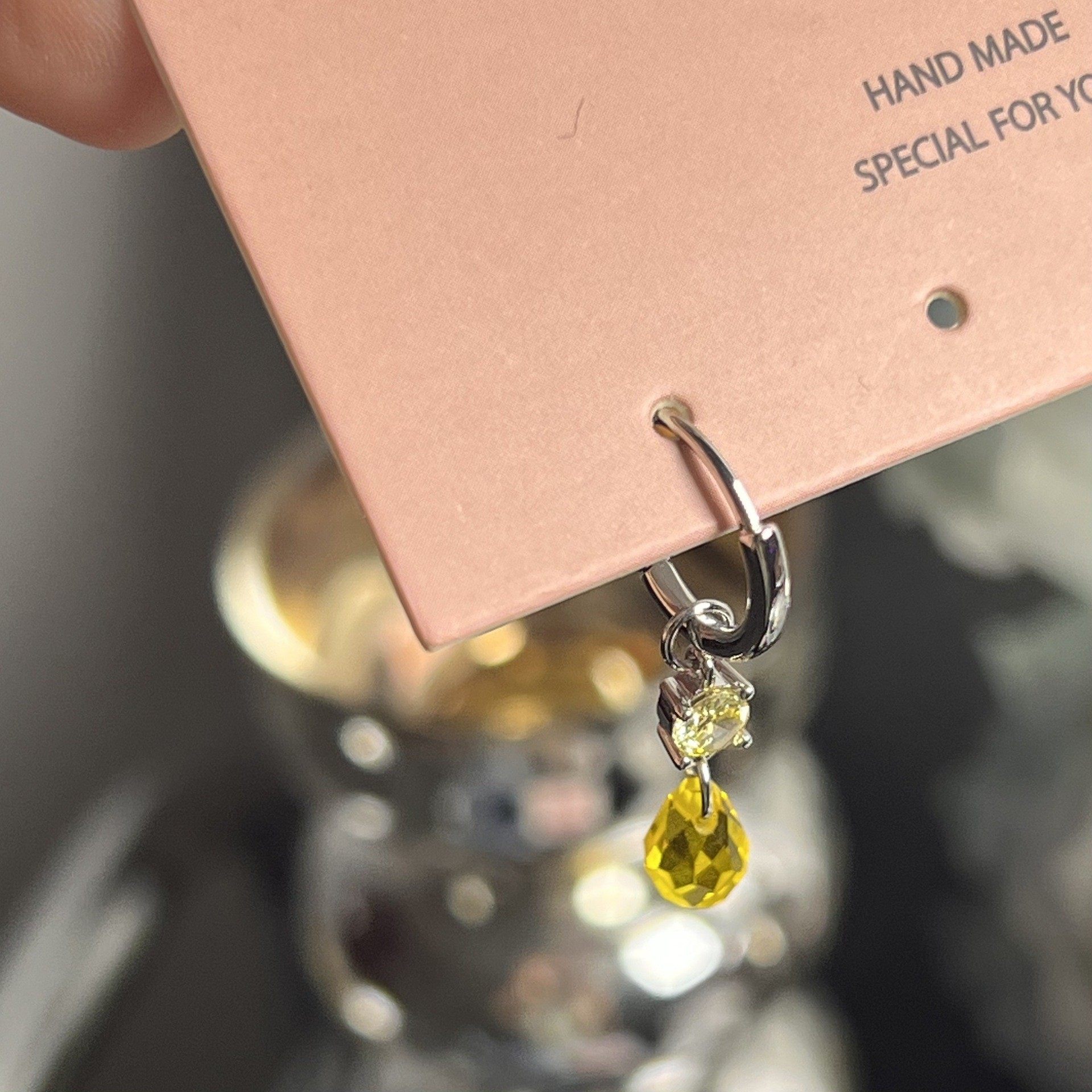 703 グースイエロー ウォータードロップピアス（シングル）