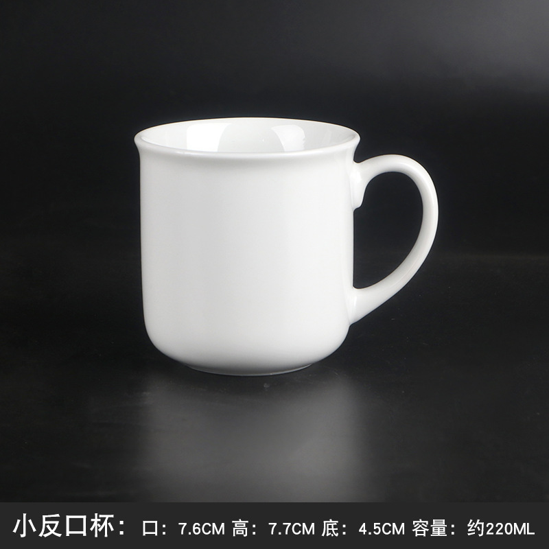 光沢のある白い反射カップ