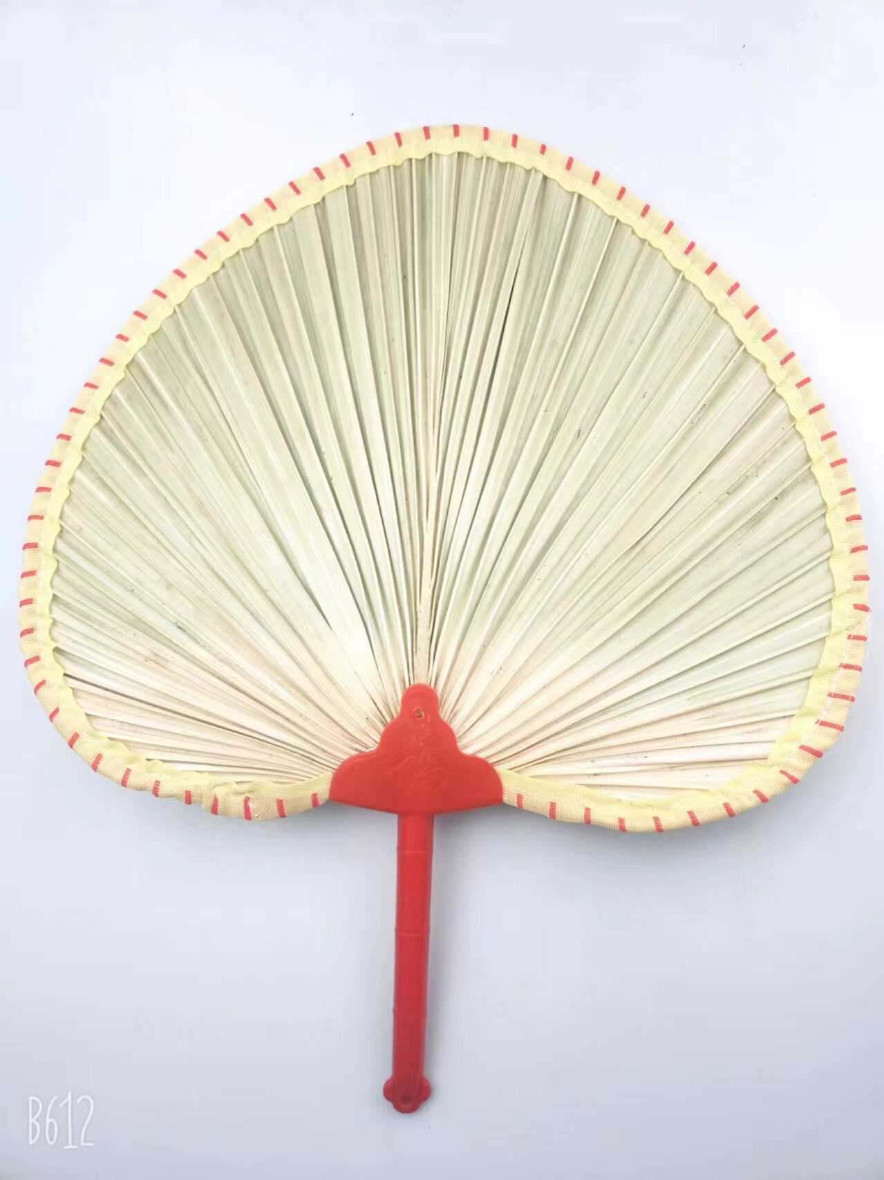 小さな赤いハンドル(レースボックスにわずかな欠陥があります)