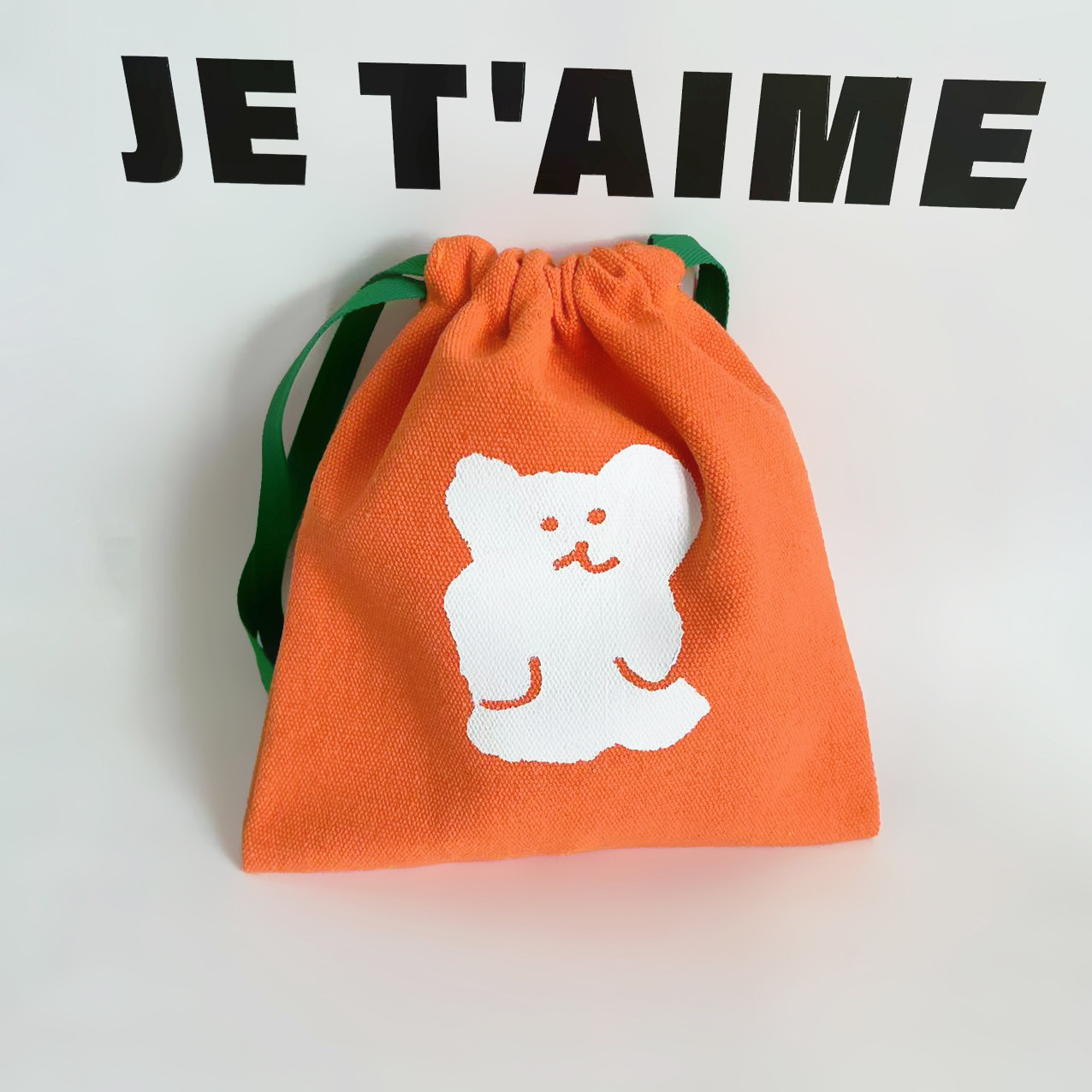 オレンジ色の白熊