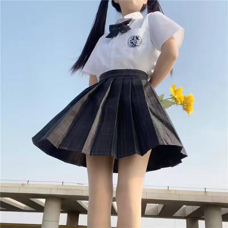 カーボングレーのスカート