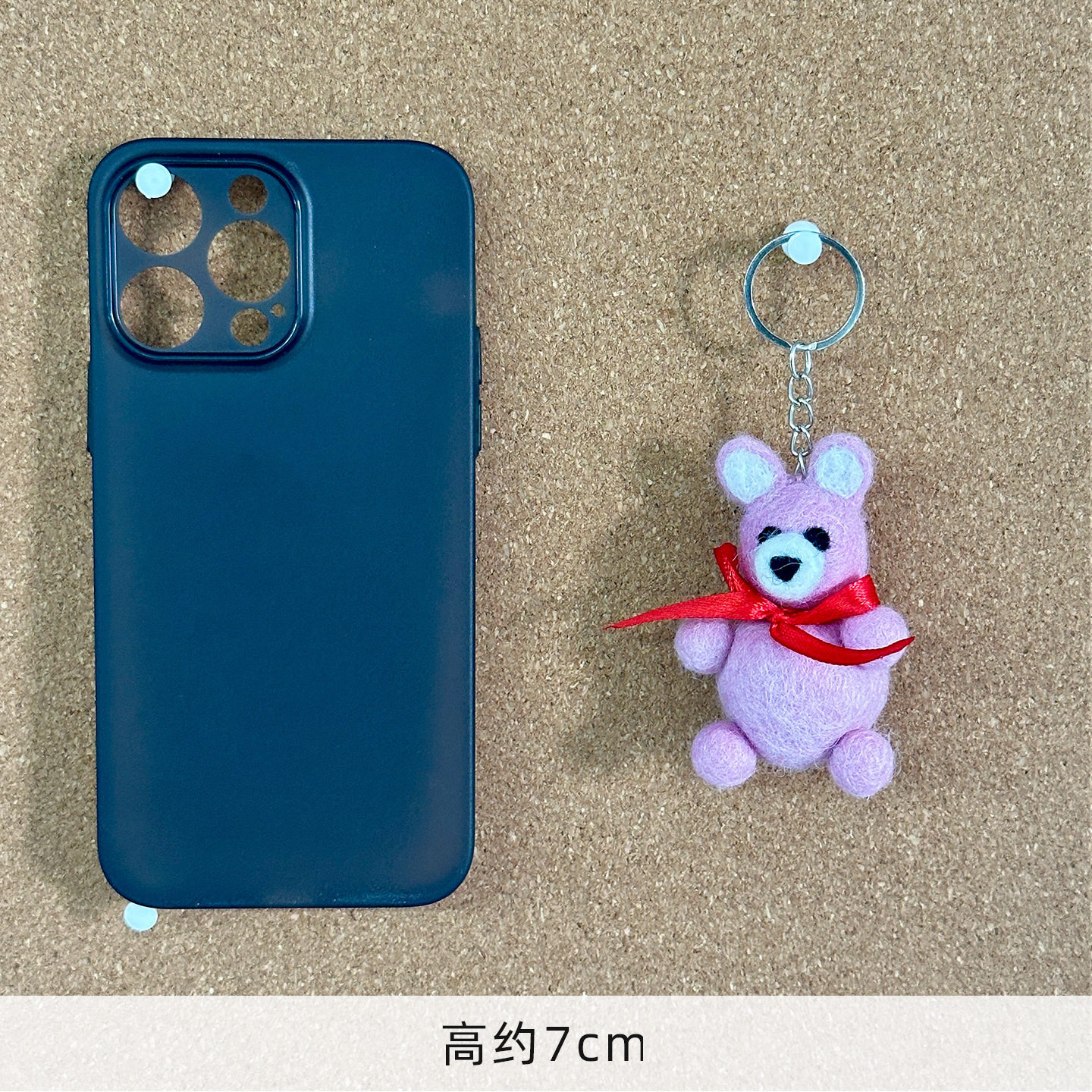 赤いリボンのピンクのクマ