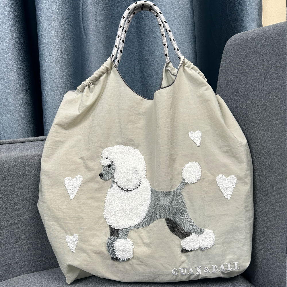 薄い灰色の貴賓犬
