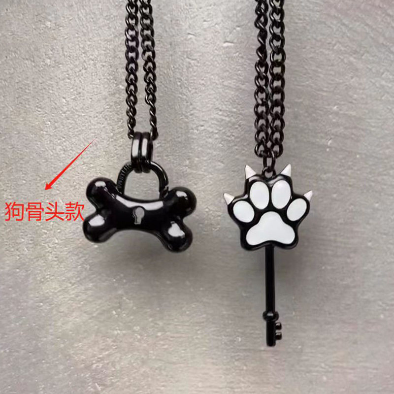 犬の骨のネックレス