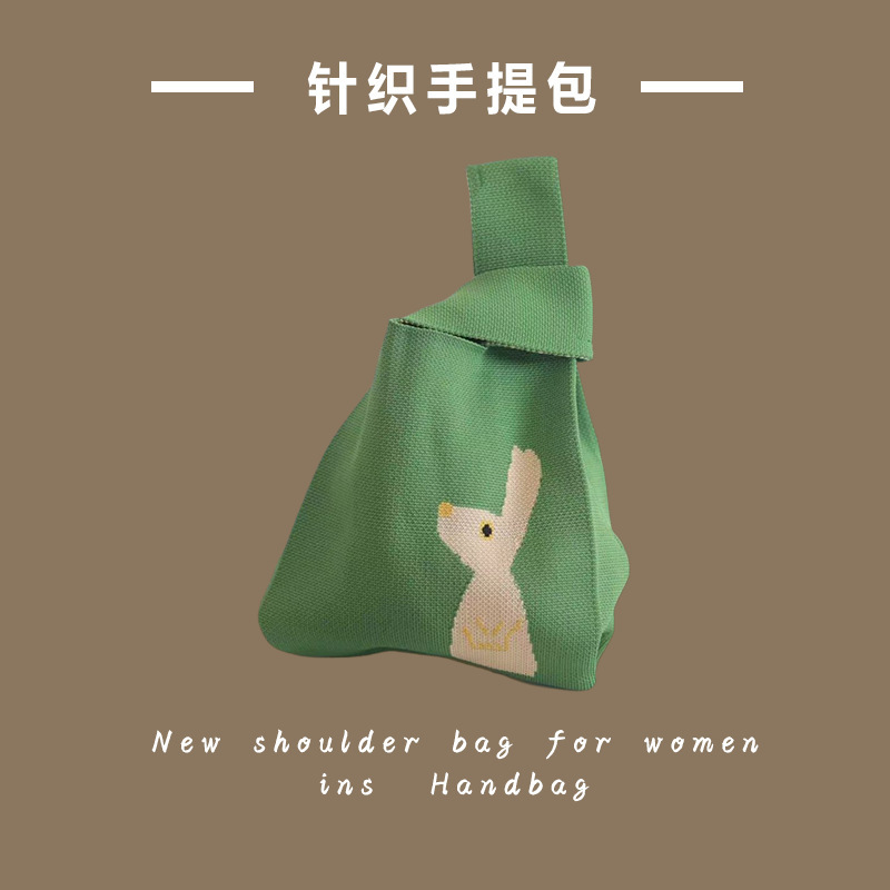 ウサギグリーンを見上げる