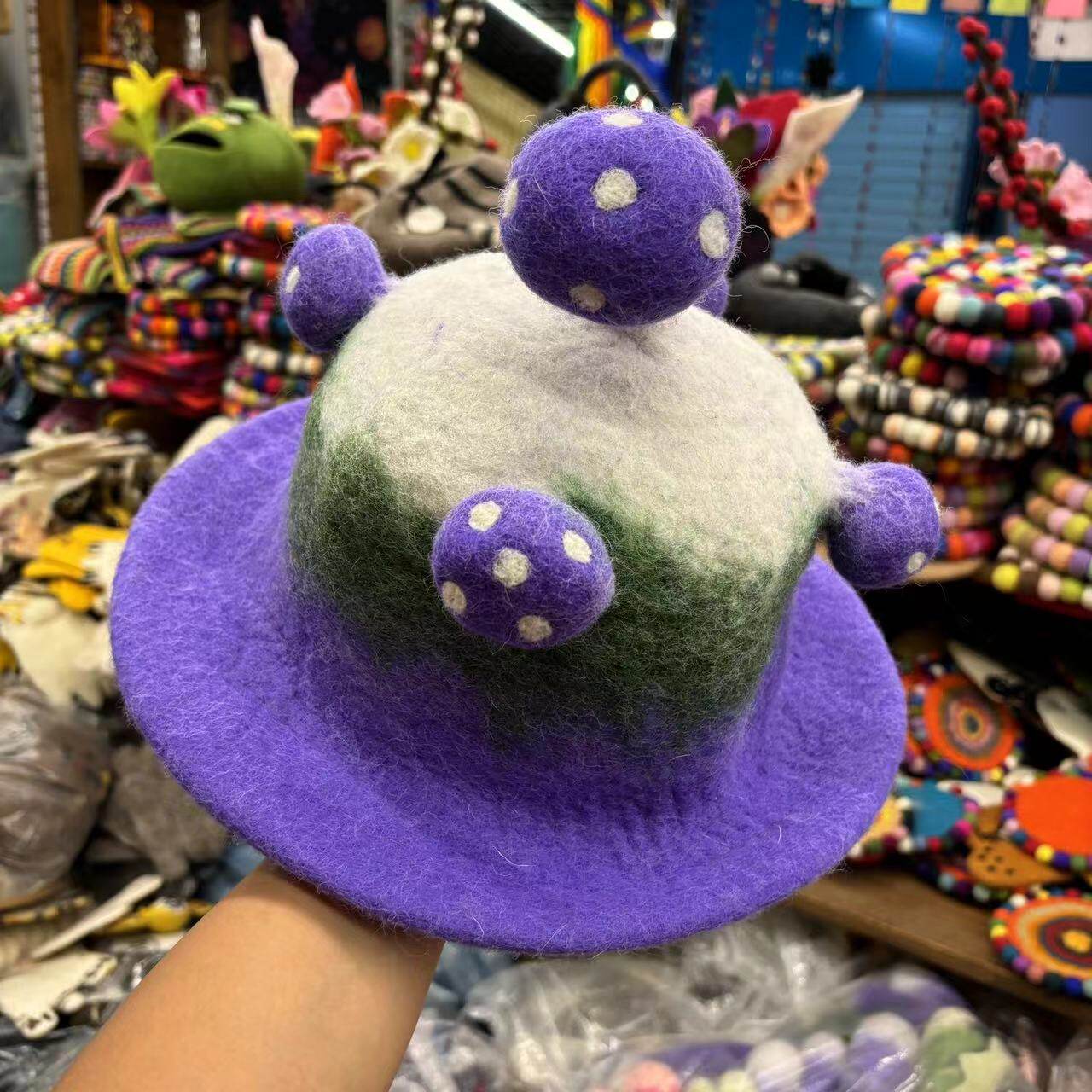 紫色のキノコの帽子