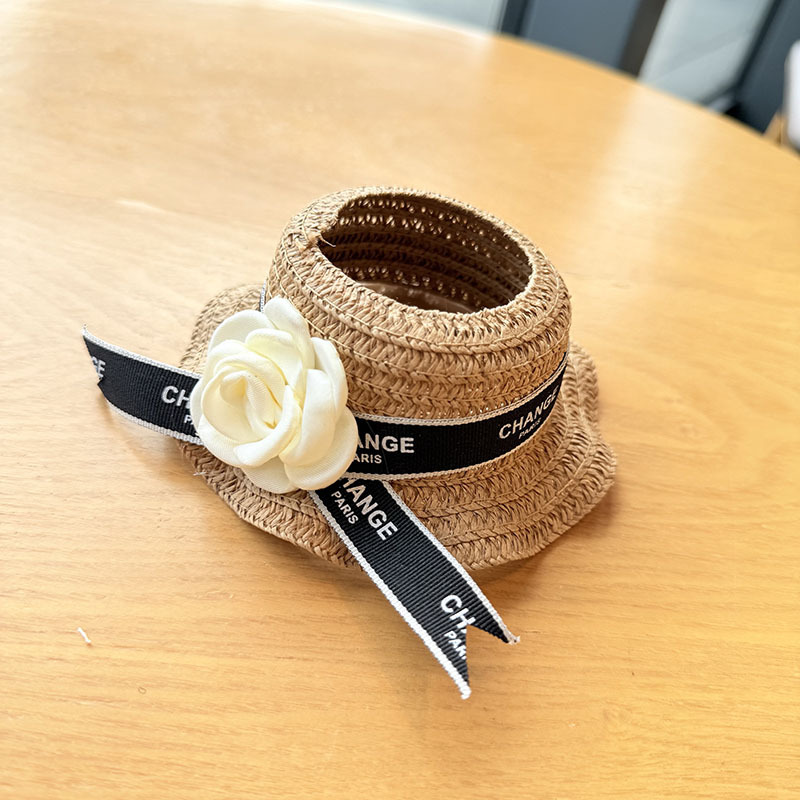 茶色の椿の麦わら帽子