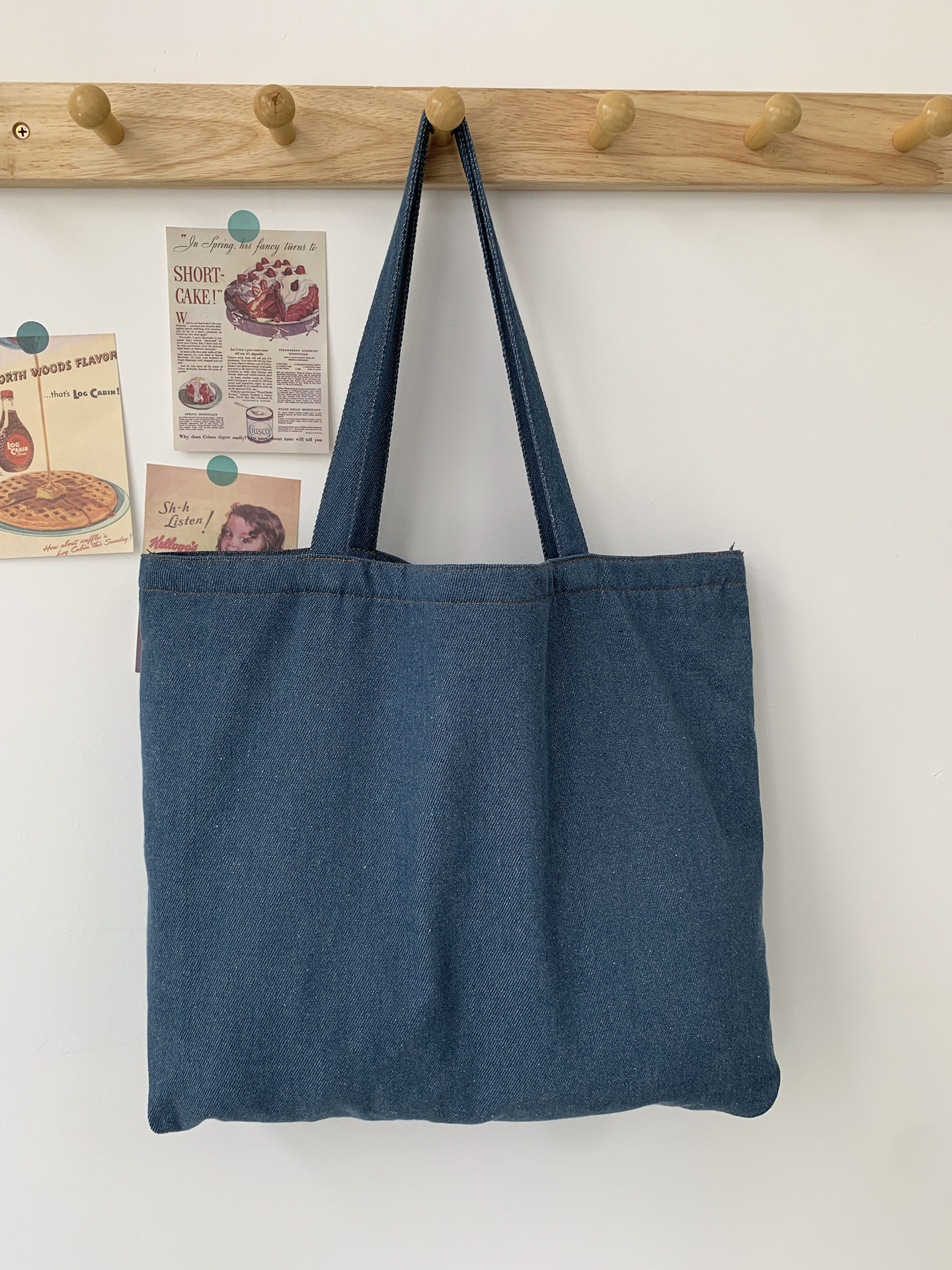 チェック柄の裏地が付いた大きなライトブルーのデニムバッグ