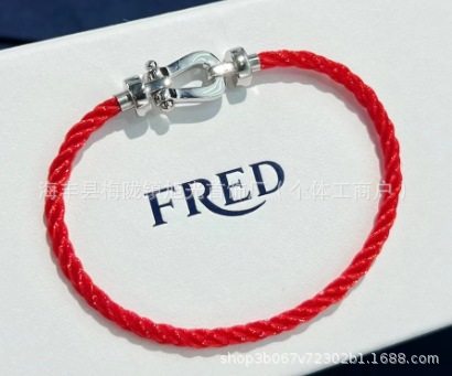 中程度の光沢のあるホワイトゴールドの赤いロープ