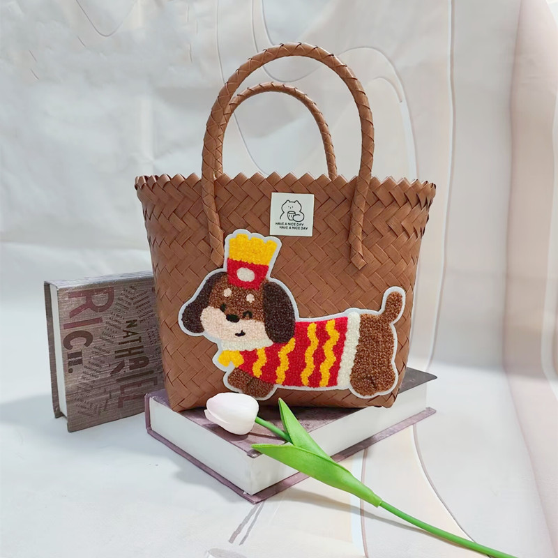 かわいいフライドポテト犬が付いた茶色のハンドバスケット