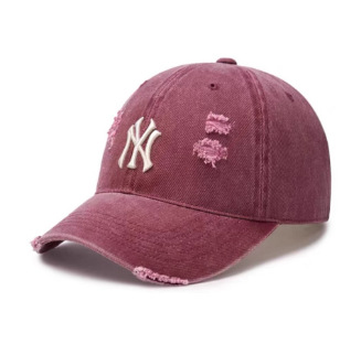 ひさし付きキャップ - ダメージ加工の穴あきレッド NY スモールラベル