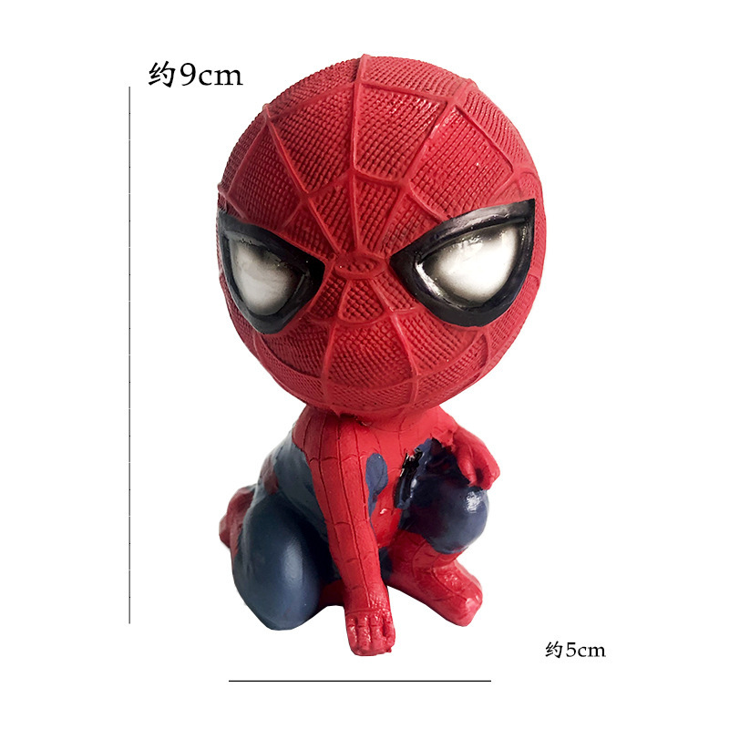 片手で地面に伏せるスパイダーヒーローのオーナメント