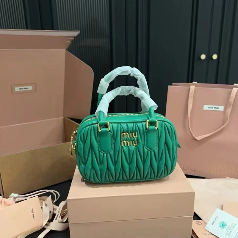 グリーンのギフトボックス包装