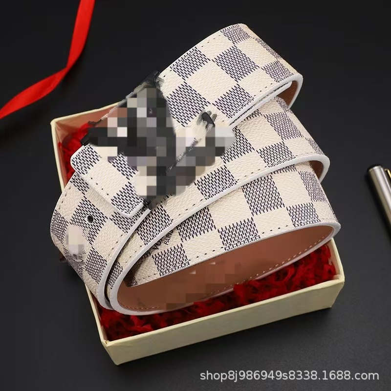 白いグリッドと黒いバックル