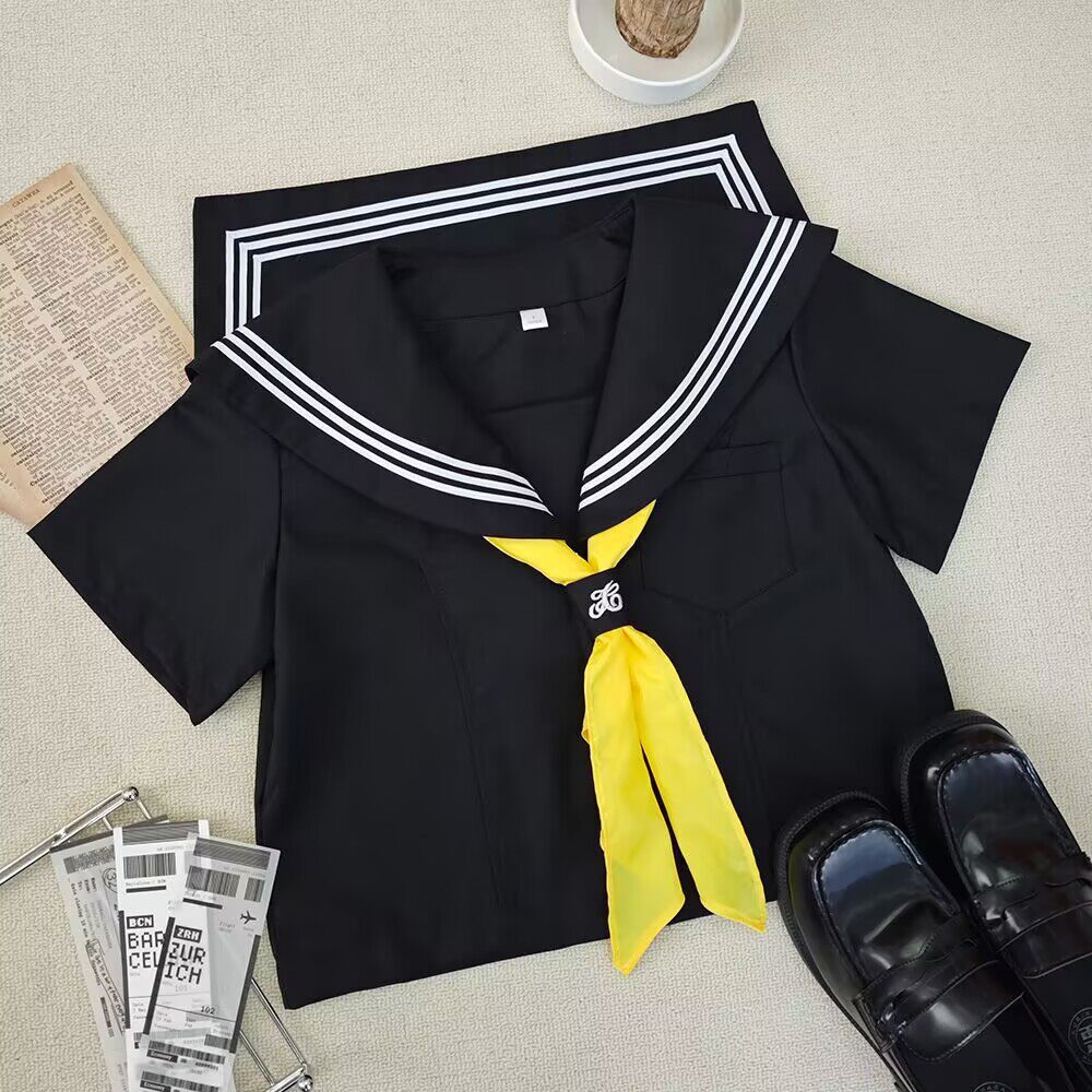 黒のスリーピース半袖 + 黄色の三角スカーフ + バックル