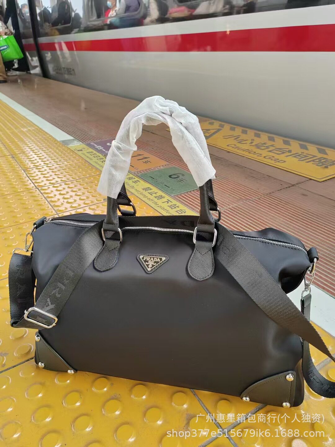 p トラベルバッグ ブラック + 正しい文字