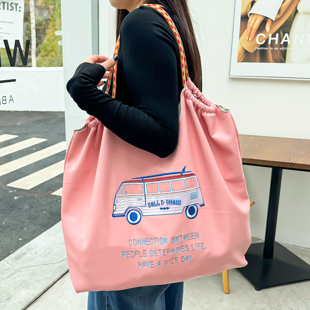 ピンクの車
