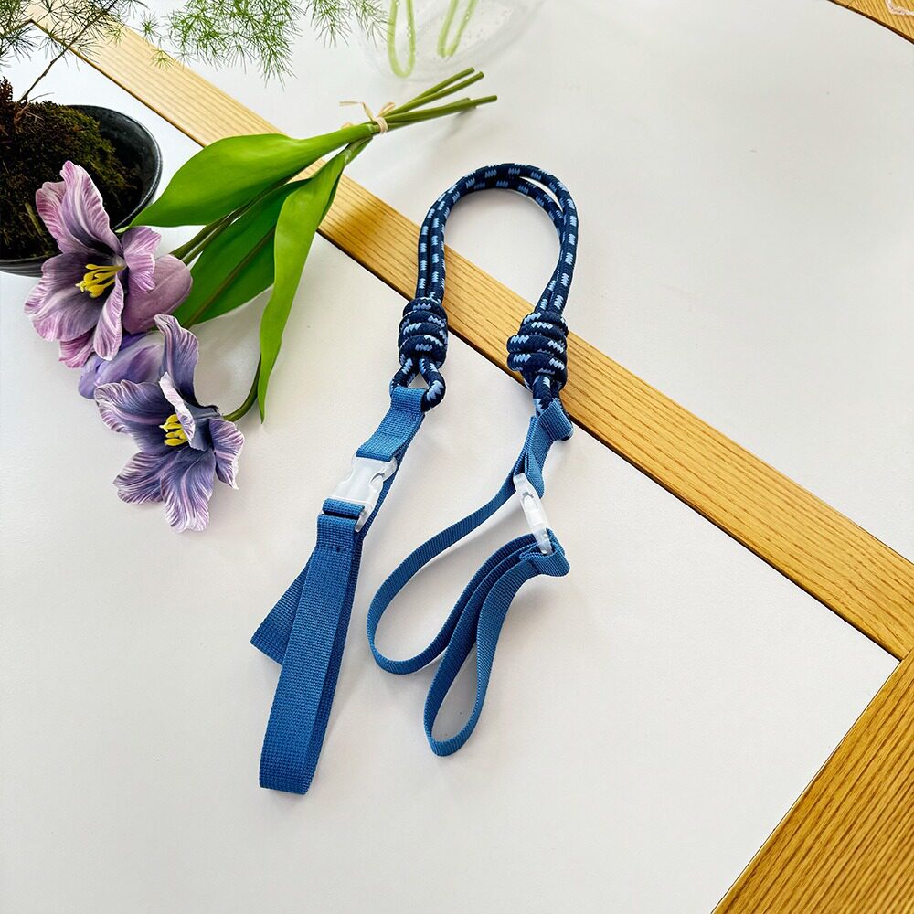 青いショルダーストラップ