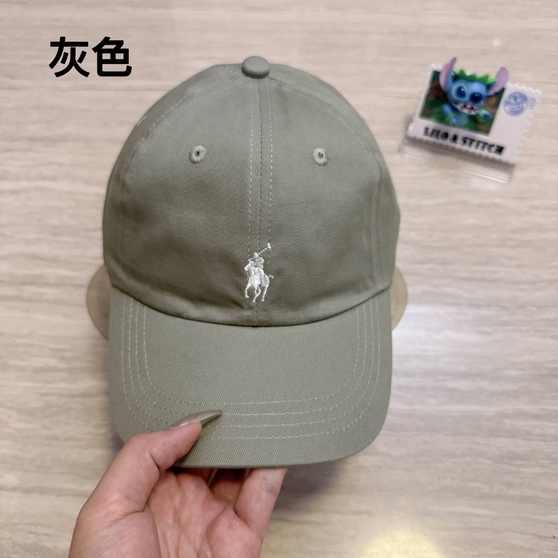 グレー