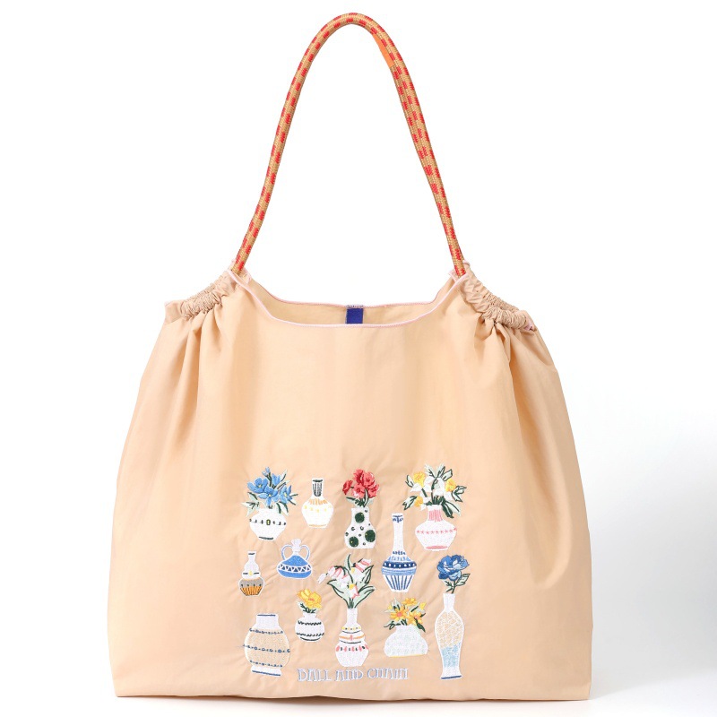 大きなベージュの花瓶