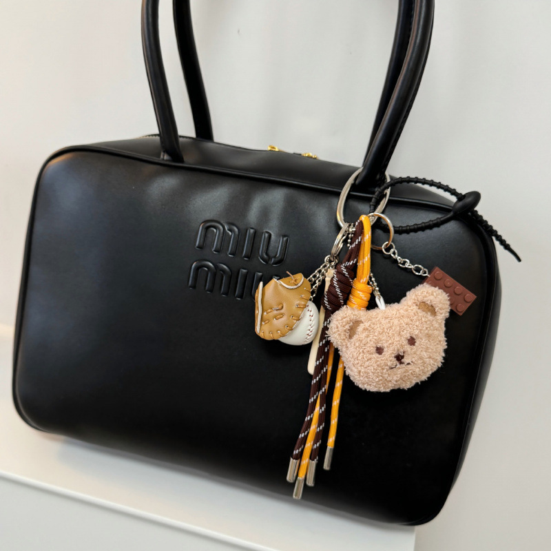 【ベージュ】クマのぬいぐるみヘッドベースボールM風ペンダント